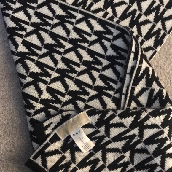 MICHAEL KORS  SCARF !! - Picture 2 of 2